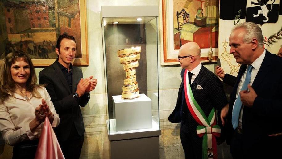 Aperitivo “Senza fine” del Giro d’Italia il trofeo oggi in vetrina