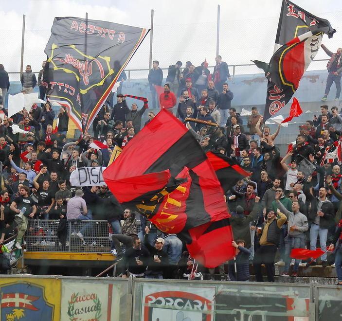 Lancio di sassi contro il treno dei tifosi diretti all’Arena Garibaldi 