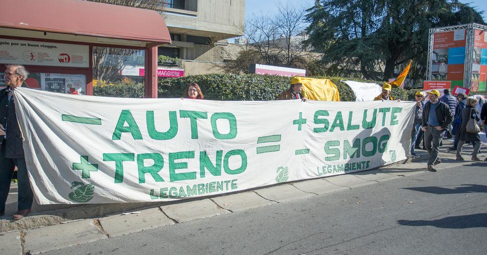 Ma fuori scatta la protesta