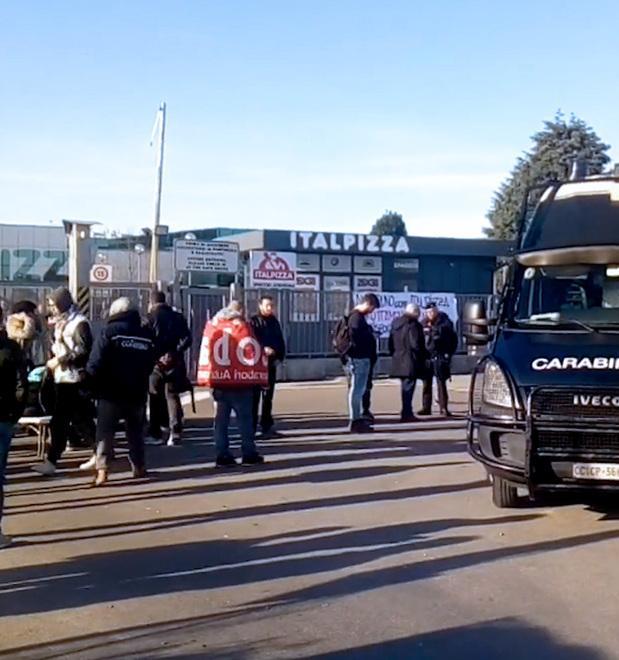 Mattinata di tensione davanti all’Italpizza: cariche e militare ferito 