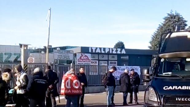 Mattinata di tensione davanti all’Italpizza: cariche e militare ferito