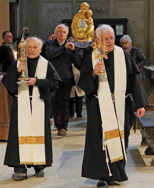 Le reliquie di Sant’Antonio accolte dai fedeli: «Conservo ancora un pane benedetto»