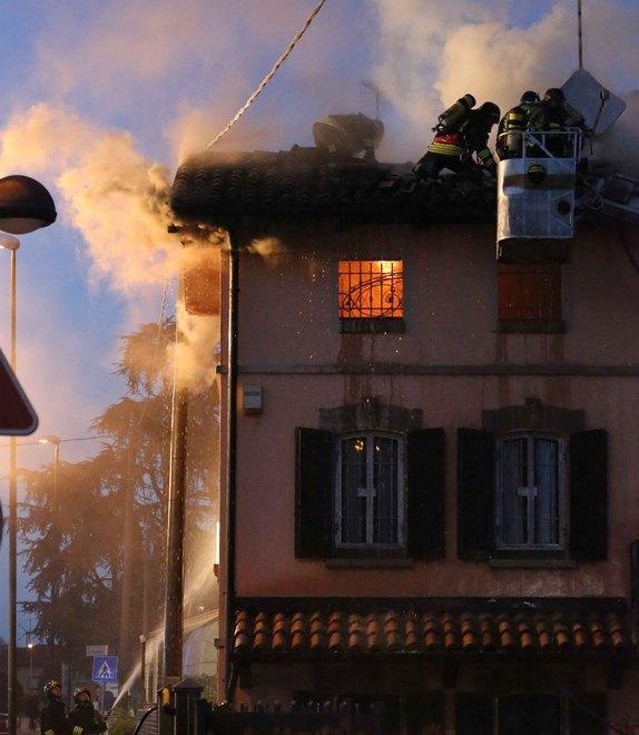Incendio divora la casa: salvi i cani intrappolati 