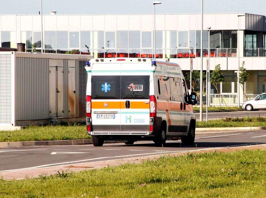 Ferrara, niente ambulanza dopo le dimissioni: paziente tetraplegico lasciato in attesa 