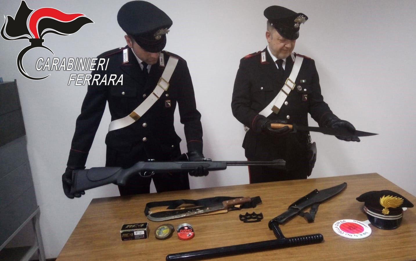 Le armi sequestrate a casa dell'arrestato