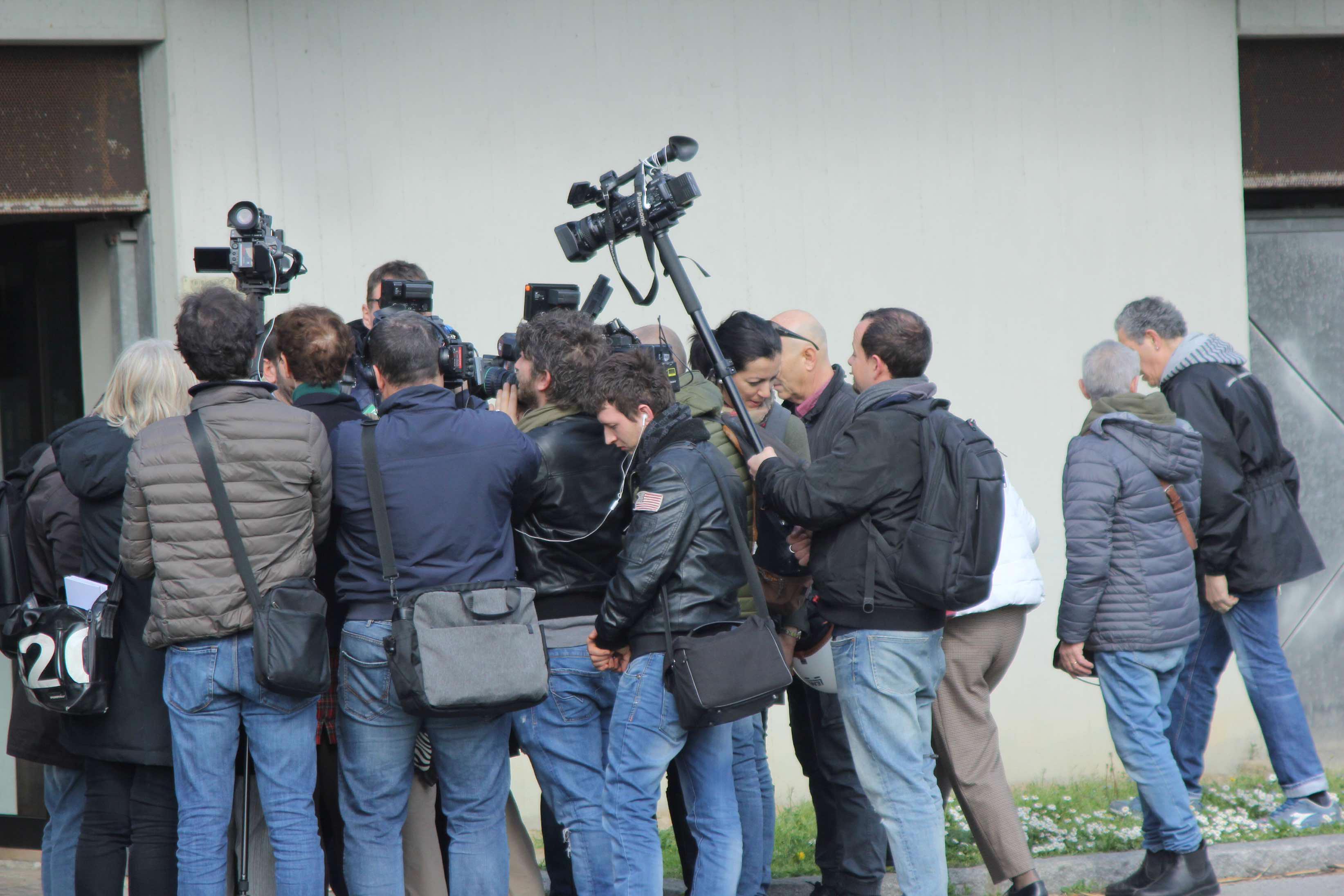 Giornalisti e cameraman fuori dalla procura di Prato