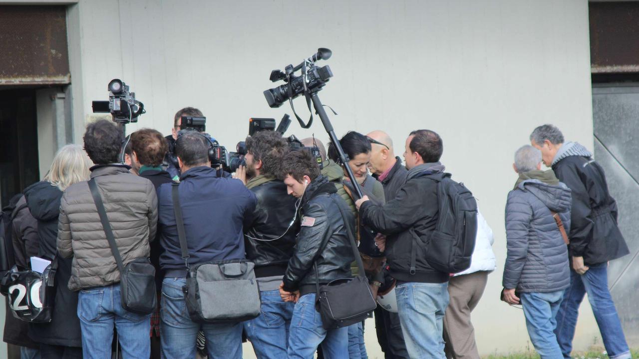 Giornalisti e cameraman fuori dalla procura di Prato