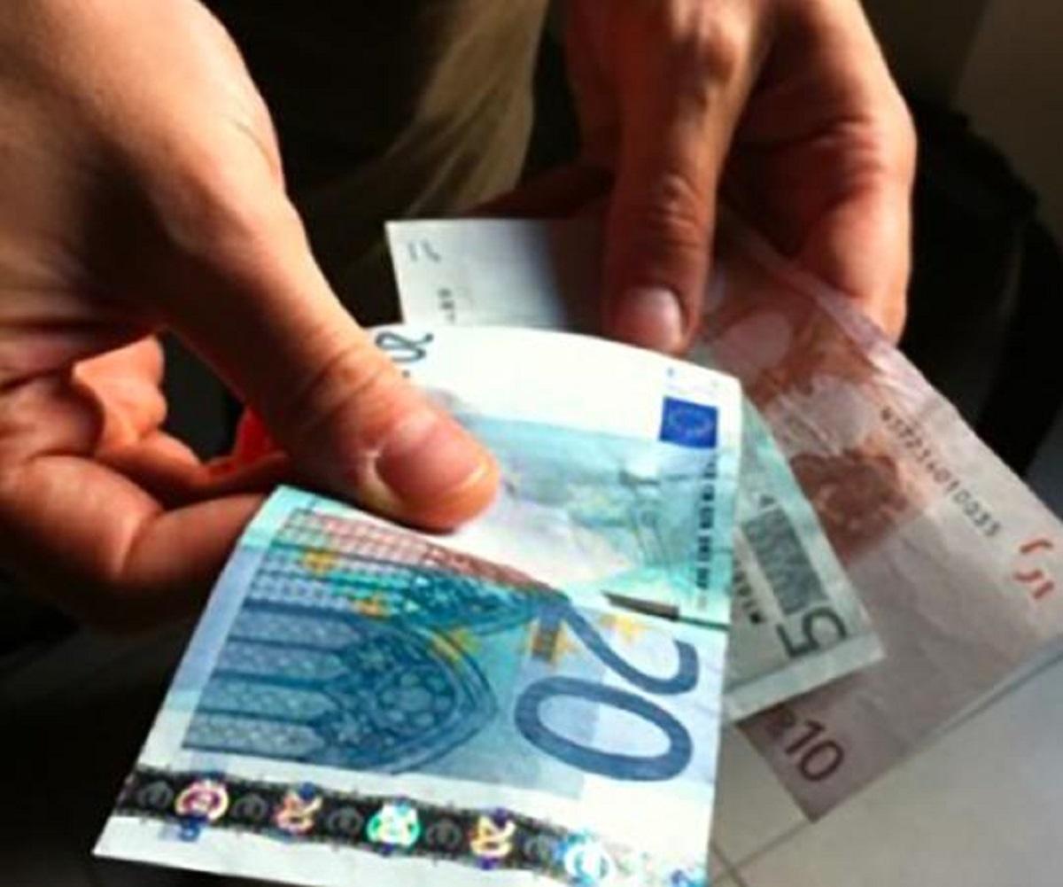 Modena, si fingono sordomuti per farsi dare soldi dai negozianti 