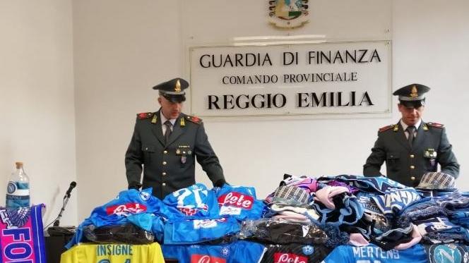 Con il Napoli arrivano i gadget farlocchi