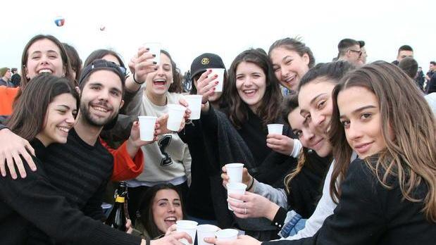 Tornano la festa e i riti per i cento giorni al diploma di maturità