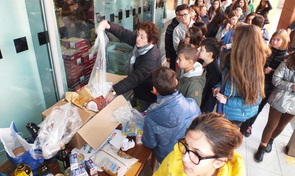Ragazzi ai supermercati per raccogliere il cibo donato a chi non ce la fa