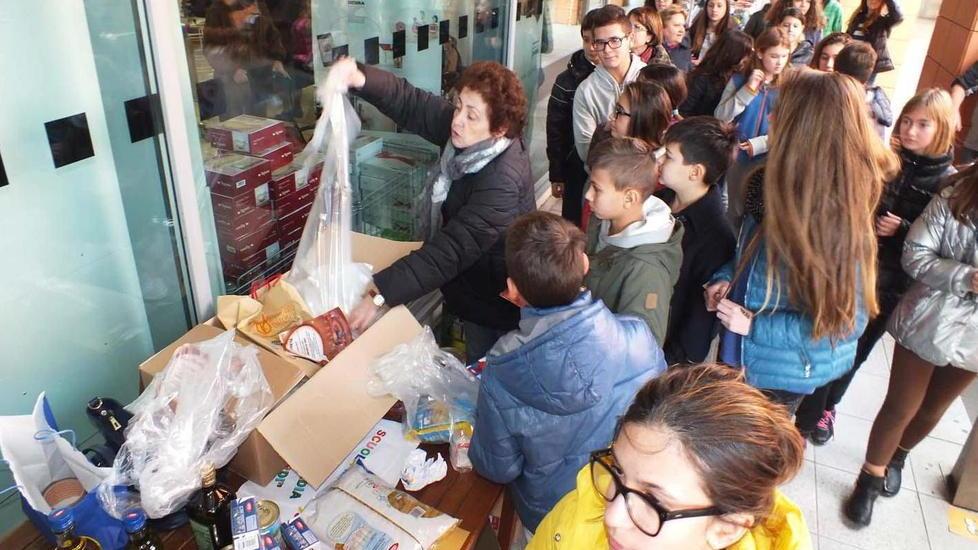 Ragazzi ai supermercati per raccogliere il cibo donato a chi non ce la fa