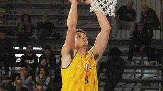 SOFFRE, VINCE E FUGGE SUPER BASKET GOLFO