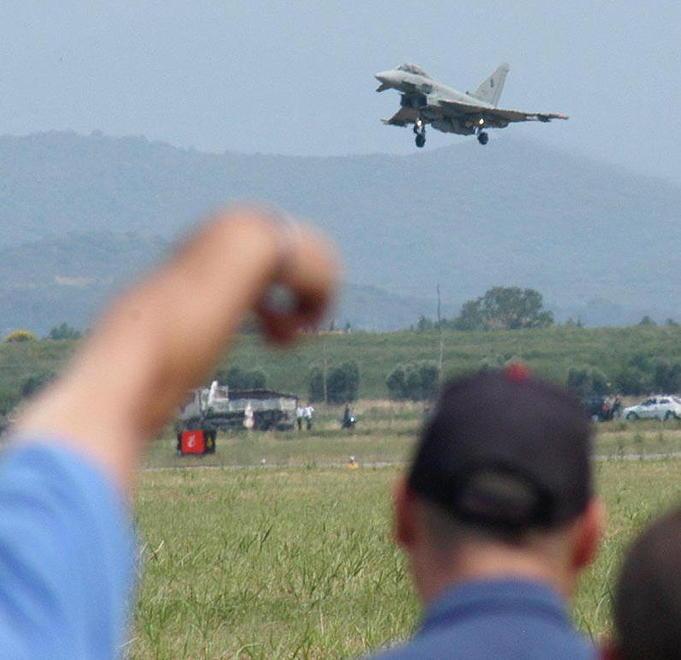 Due caccia si alzano in volo per intercettare un aereo