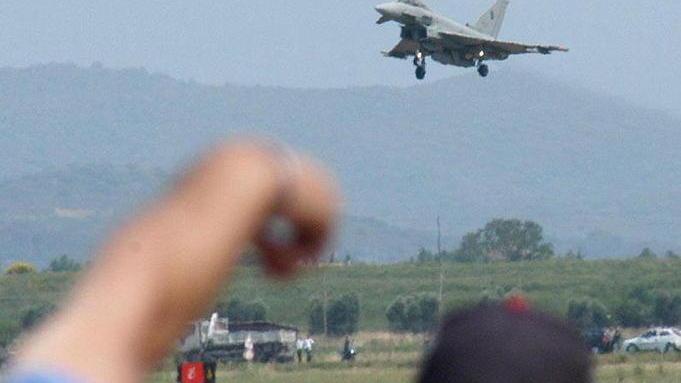 Due caccia si alzano in volo per intercettare un aereo