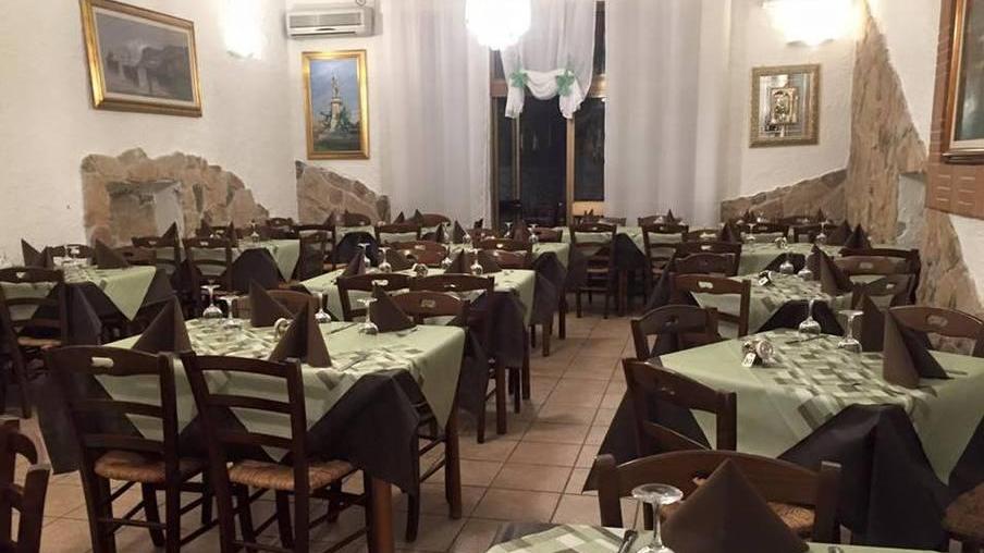 Entrano nella pizzeria e rubano i prosciutti e i pesci dal frigo