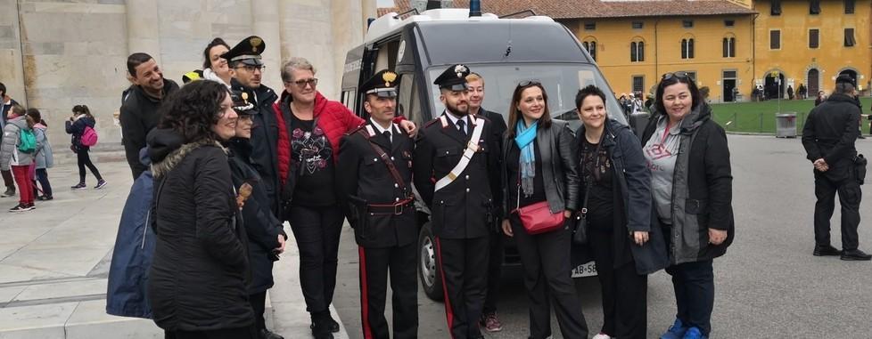 Tutti in posa con i turisti che chiedono la foto ricordo