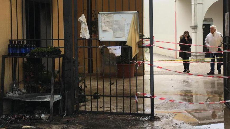 Incendio devasta negozio di fiori accanto al cimitero