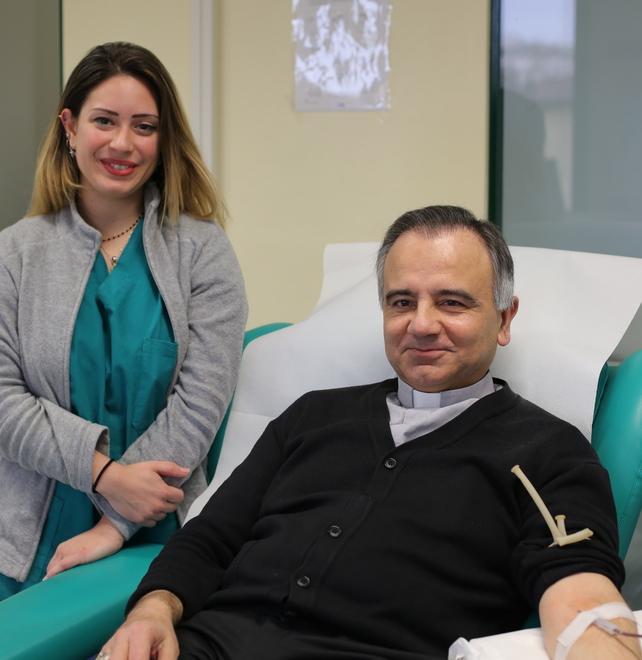 Il vescovo don Erio alla prima donazione