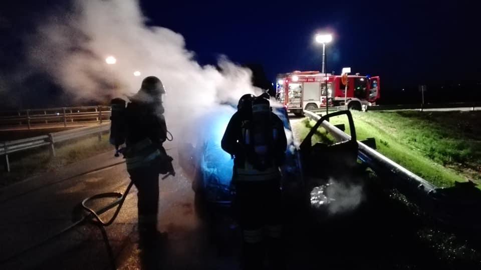 Auto prende fuoco all'alba sul ponte