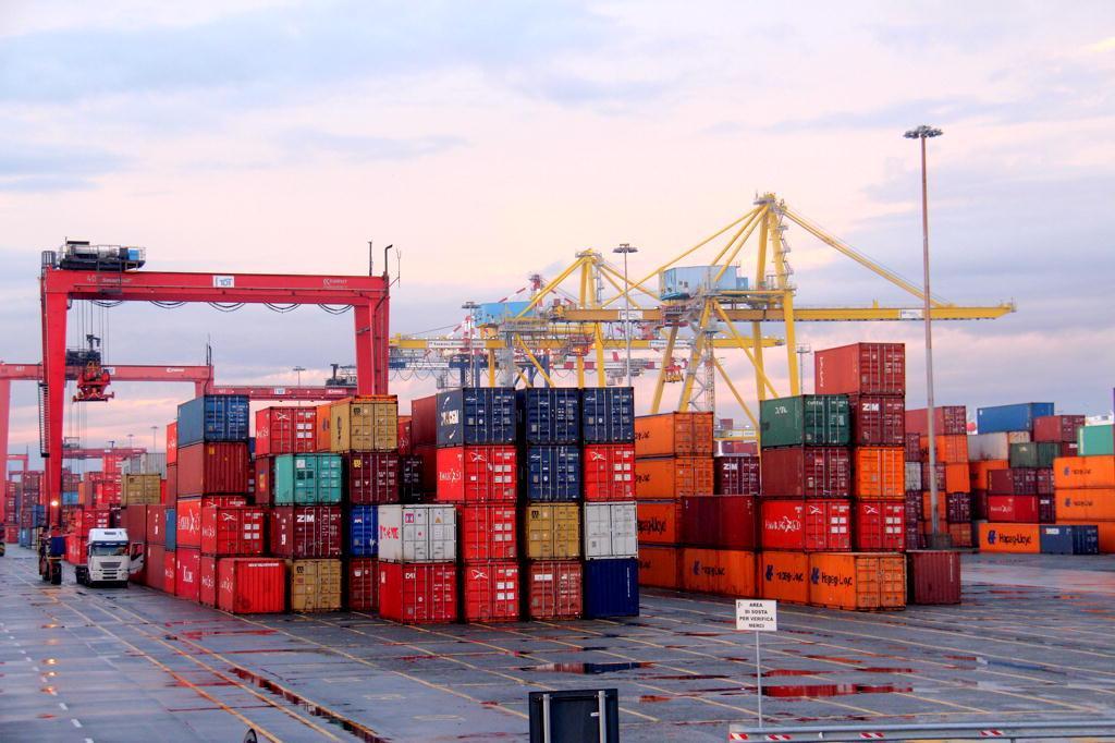 Boom di camion via mare ma per i container la crescita è quasi zero 