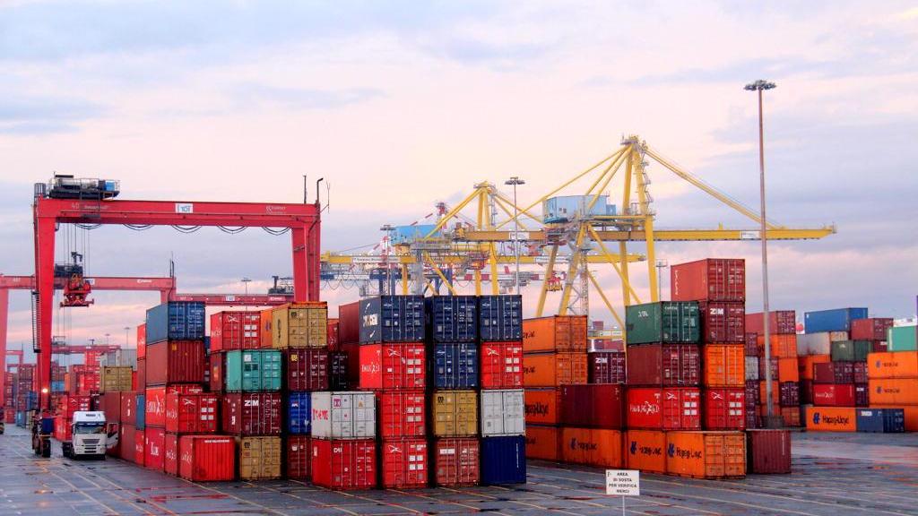 Boom di camion via mare ma per i container la crescita è quasi zero
