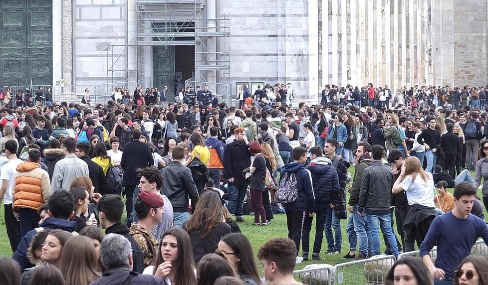 Festa goliardica collettiva per più di mille maturandi: salvi i monumenti un po’ meno i giardini 