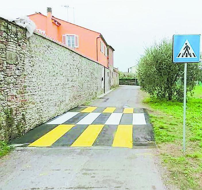 Le strisce dell’assurdo tra il campo e il muro