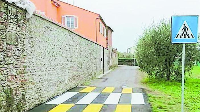Le strisce dell’assurdo tra il campo e il muro