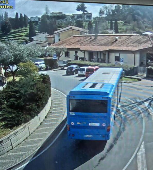 Autobus del Ctt perde gasolio per quasi 30 chilometri e provoca un incidente 