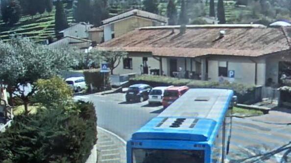 Autobus del Ctt perde gasolio per quasi 30 chilometri e provoca un incidente