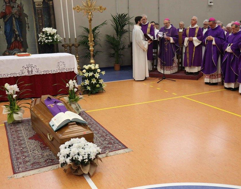 I funerali di don Franco Ruffici nella palestra di Sant'Ilario