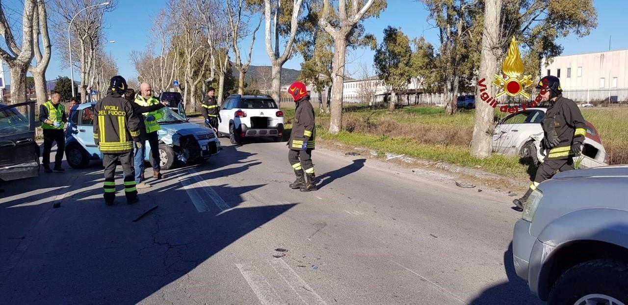 Frontale sulla Senese, un uomo al pronto soccorso 