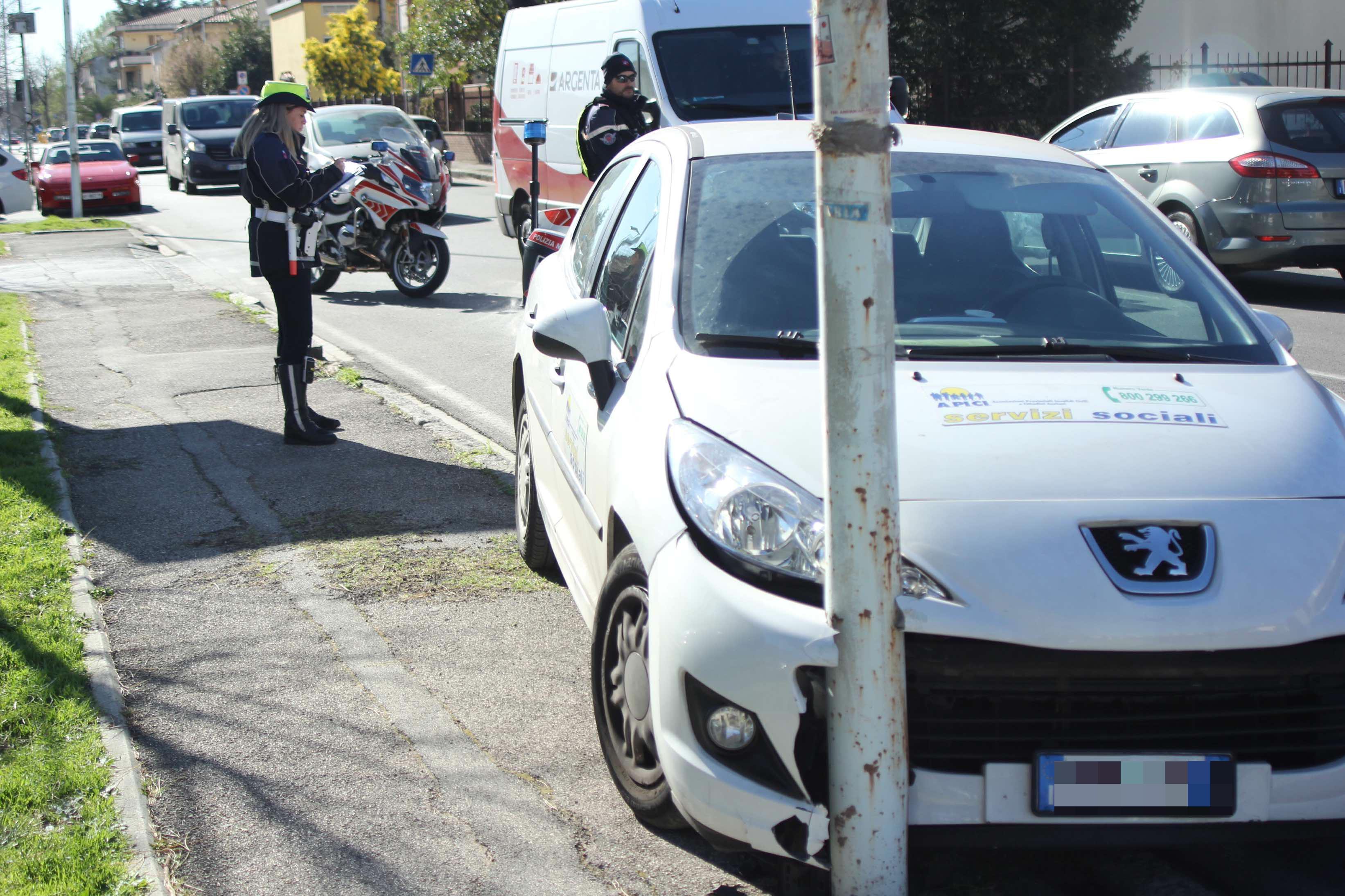 L'auto contro il palo in viale Borgo Valsugana