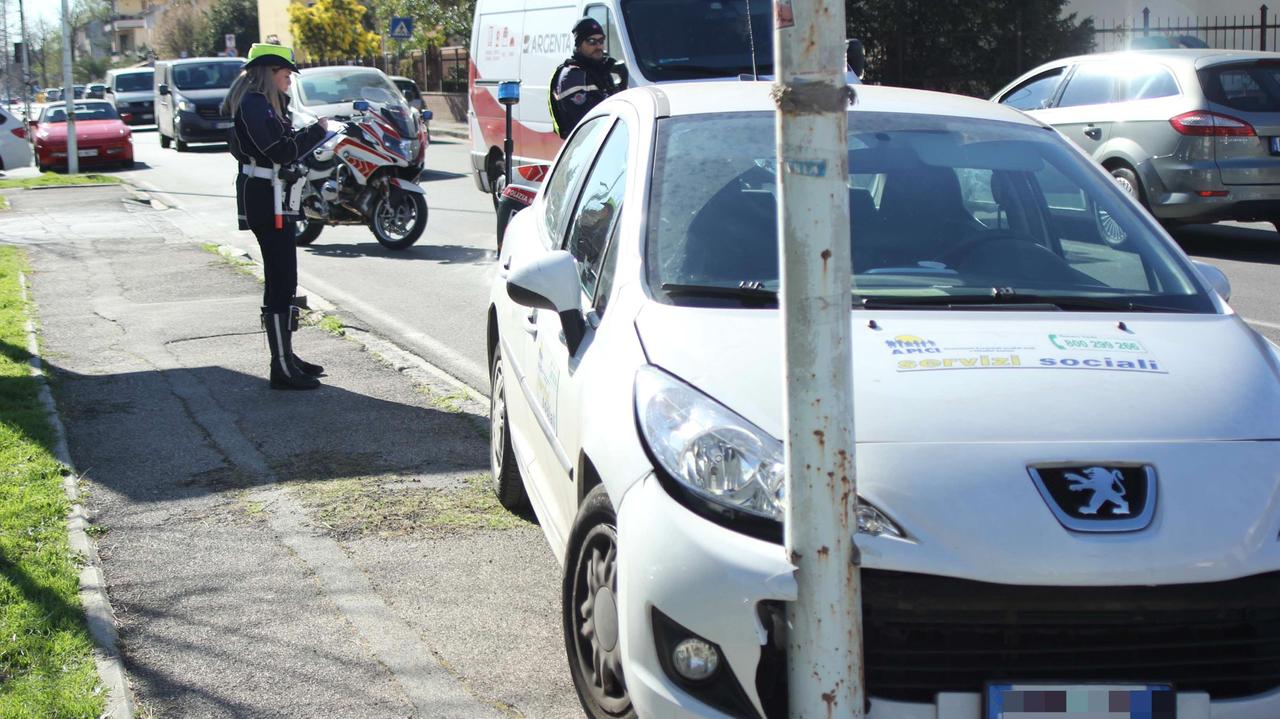 L'auto contro il palo in viale Borgo Valsugana