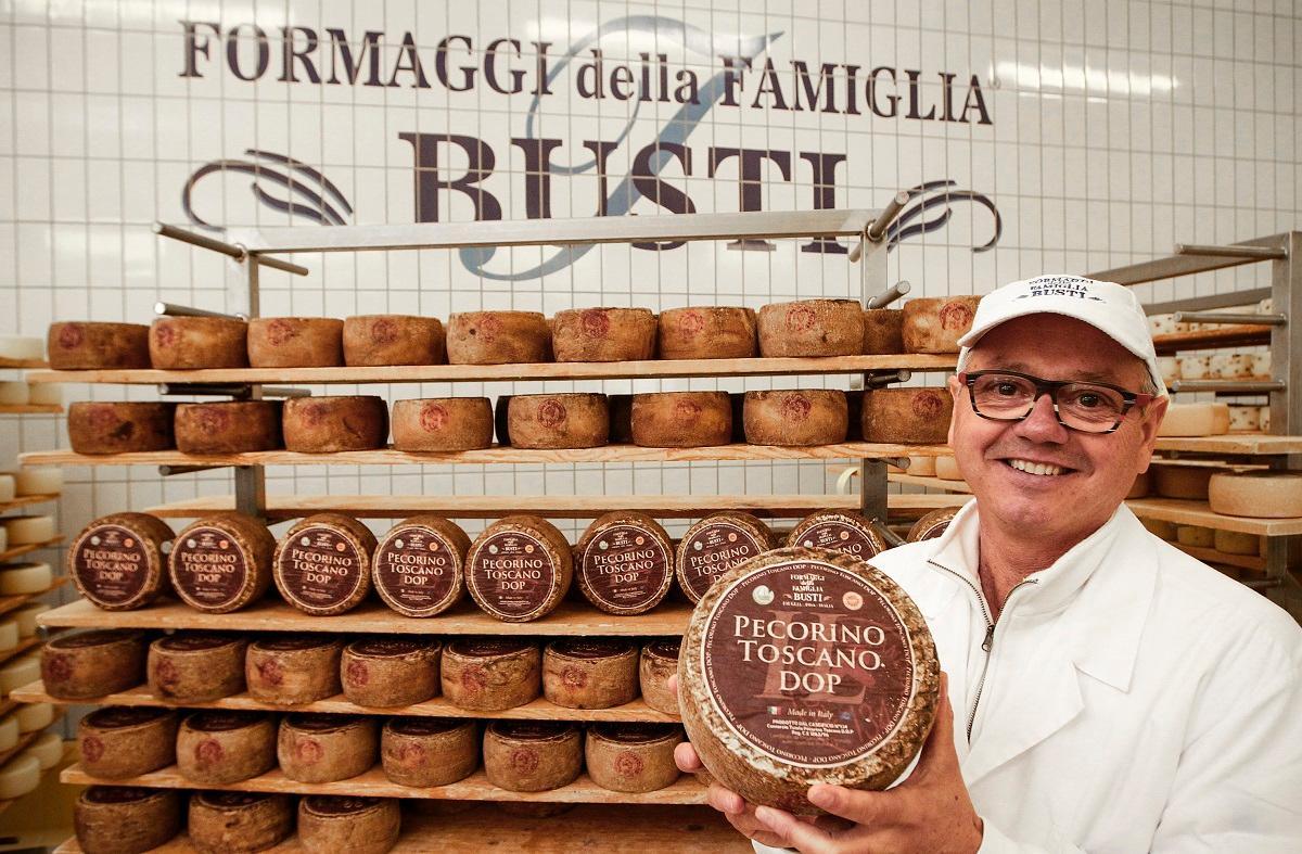 Stefano Busti, titolare dell’omonimo caseificio (suo figlio Marco è il direttore commerciale)
