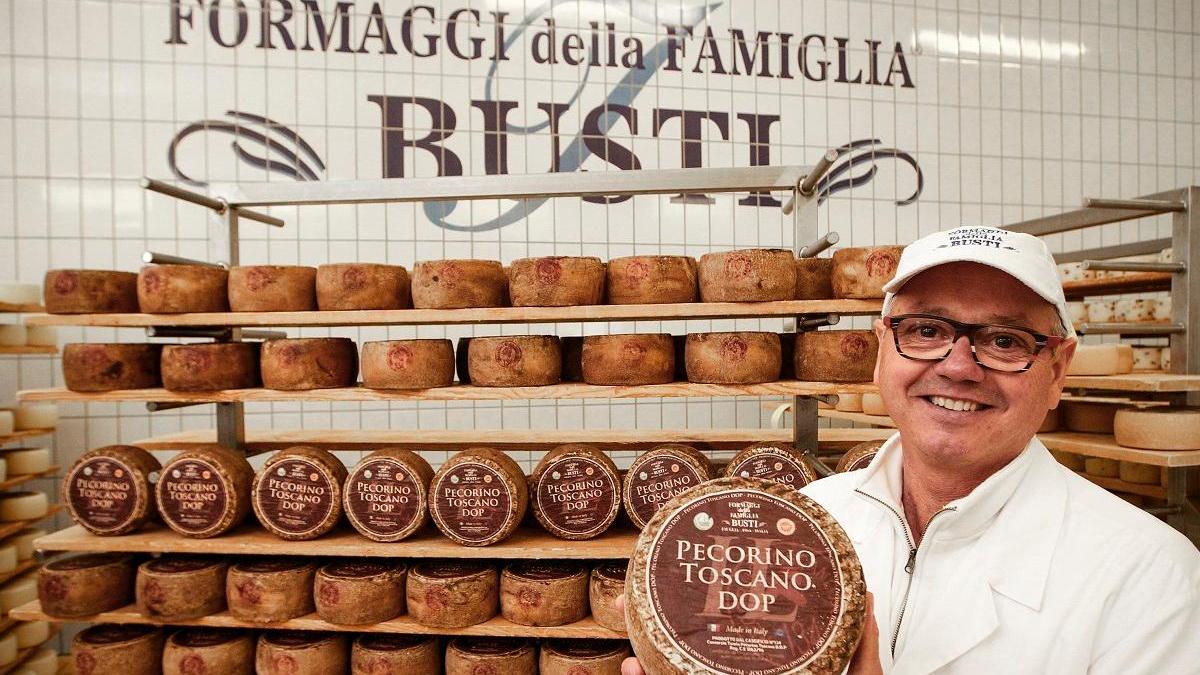 Stefano Busti, titolare dell’omonimo caseificio (suo figlio Marco è il direttore commerciale)