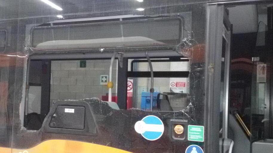 Il vetro in frantumi dell’autobus della Ctt Nord