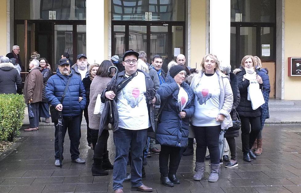 Familiari e ospiti della Stella Maris in Tribunale (Foto Renzullo/Muzzi)
