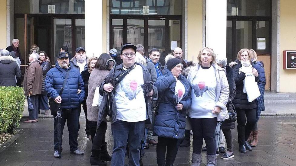 Familiari e ospiti della Stella Maris in Tribunale (Foto Renzullo/Muzzi)