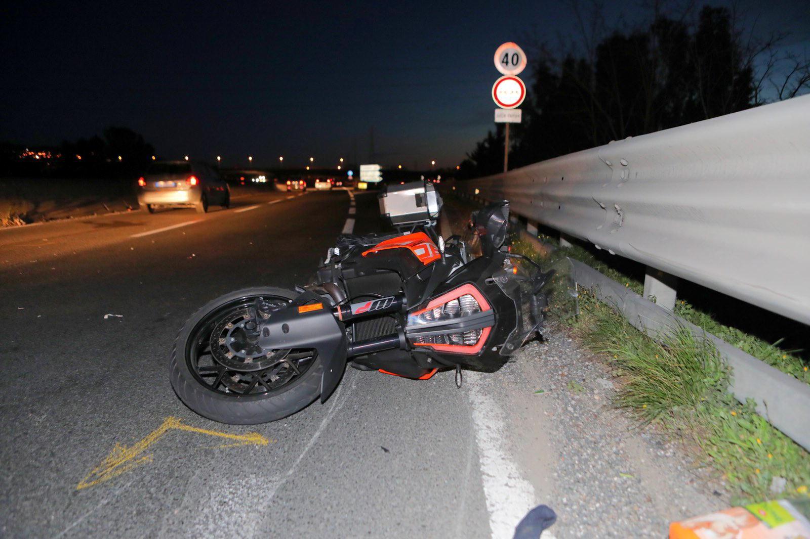 La moto coinvolta nell'incidente sulla Variante (foto Marzi/Pentafoto)