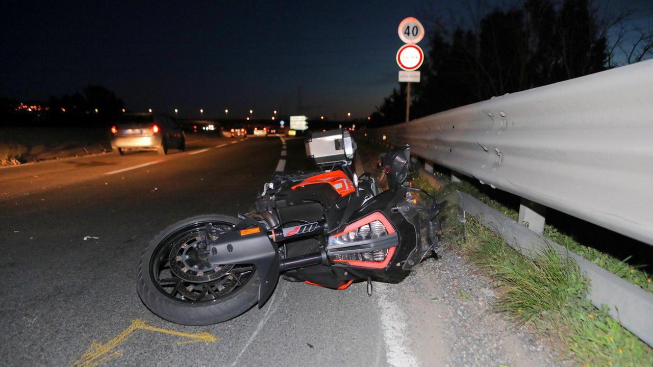 La moto coinvolta nell'incidente sulla Variante (foto Marzi/Pentafoto)