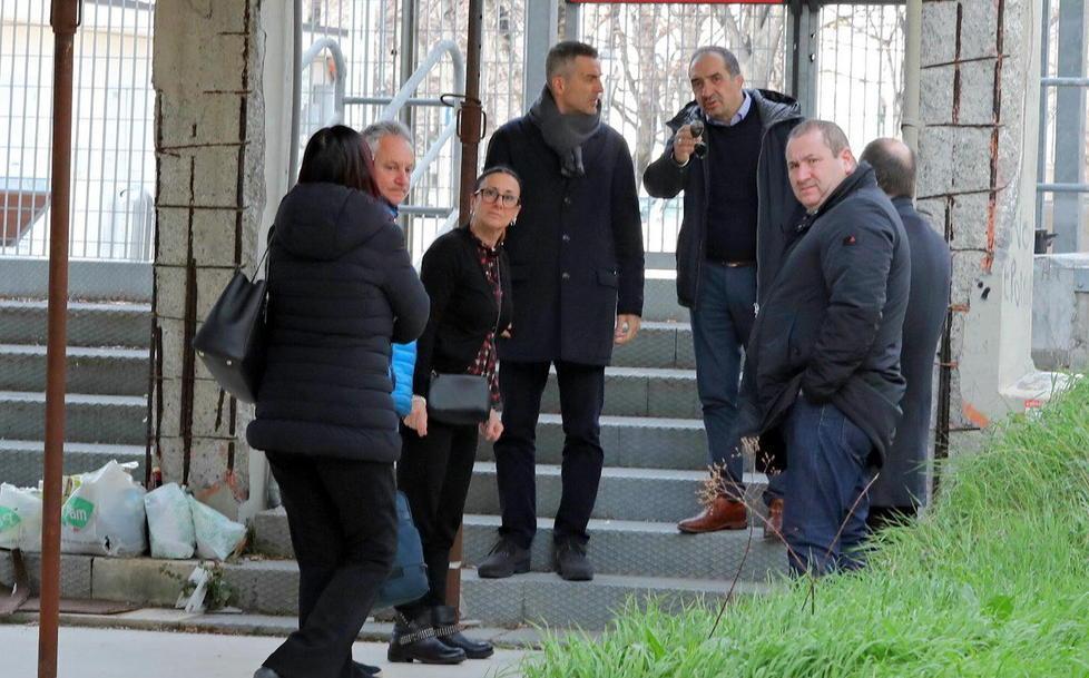 Questura e Comune in piazza Attias: «Entro 10 giorni sarà liberata e ripulita» 