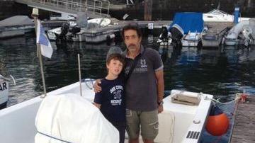 Dino Lucarelli col figlio Alessio, nel porto di Horta, sulla barca con cui va a pescare ogni giorno