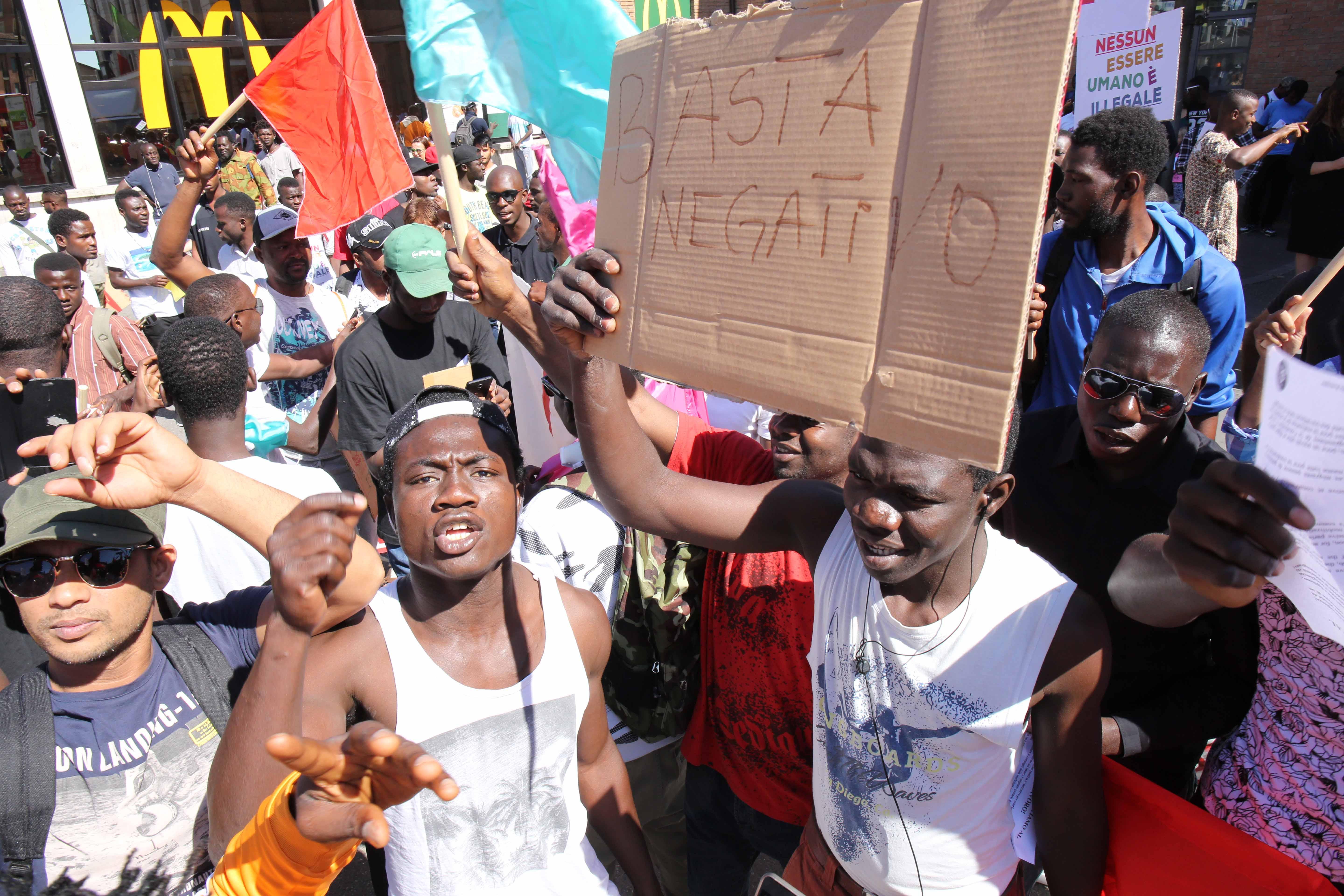 Una manifestazione di migranti a Reggio Emilia