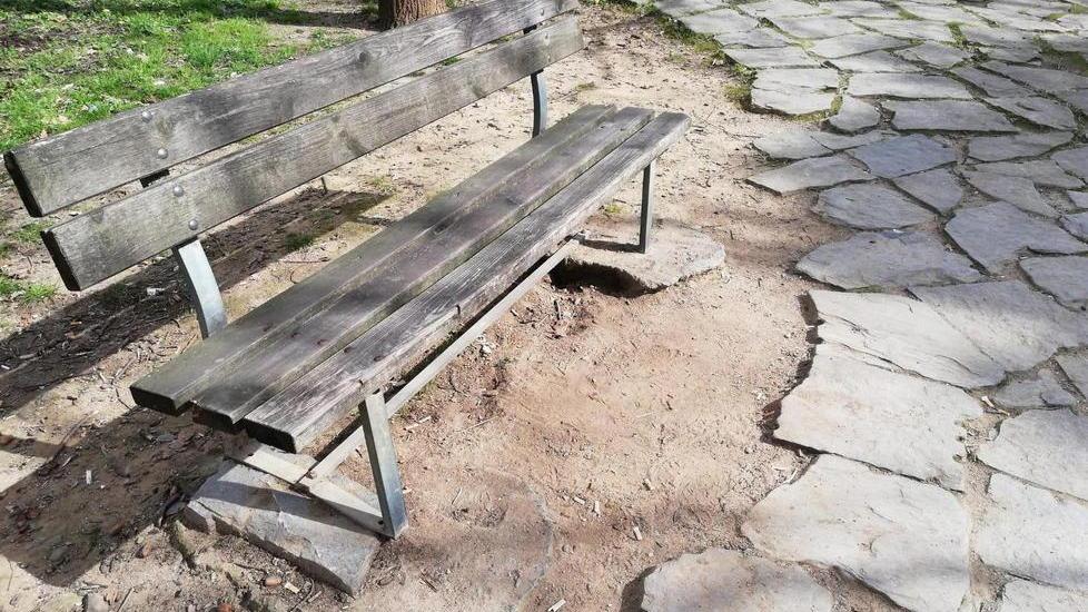 Fontana rotta, rifiuti e selciato disconnesso: il parco è inaccessibile