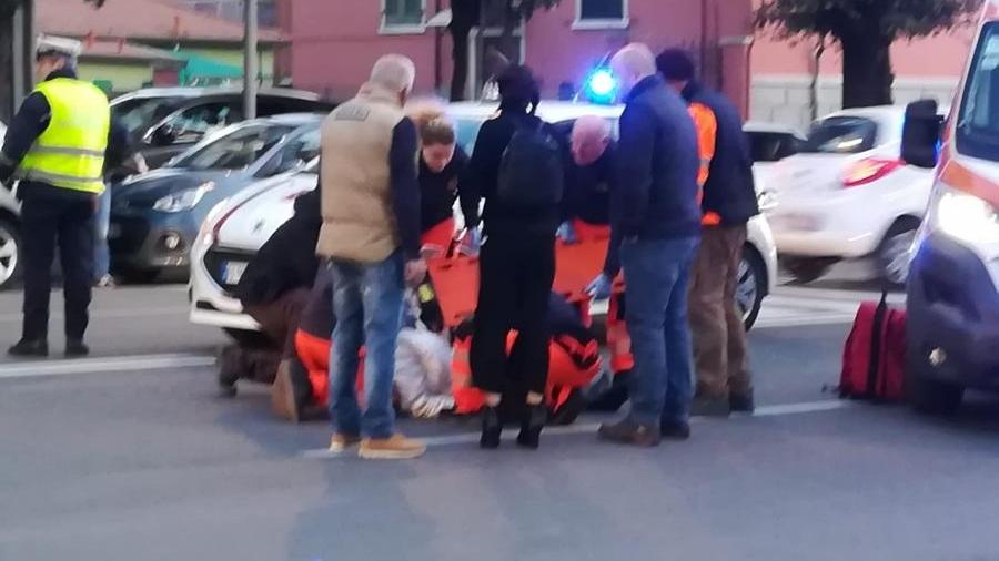 Una raffica di vento la butta giù dalla bici paura per un’anziana