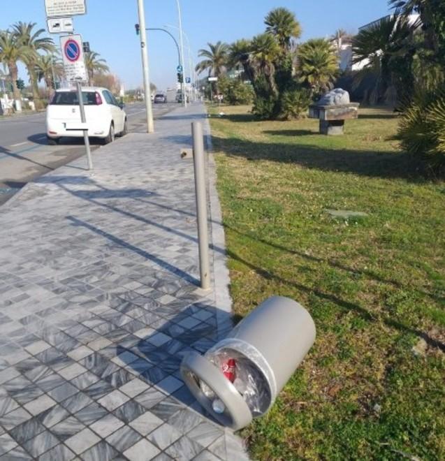 Sporcizia e degrado lungo il viale a mare
