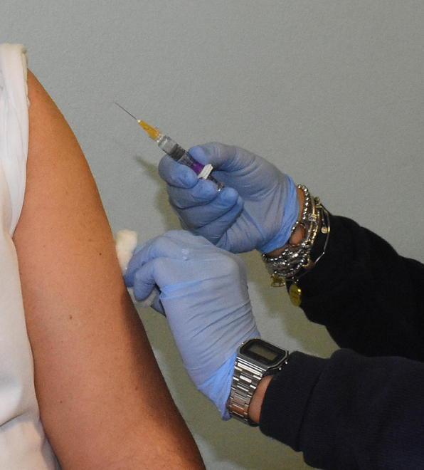 Vaccini, due fuori da scuola anche se hanno già prenotato 