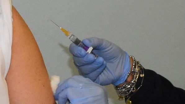 Vaccini, due fuori da scuola anche se hanno già prenotato